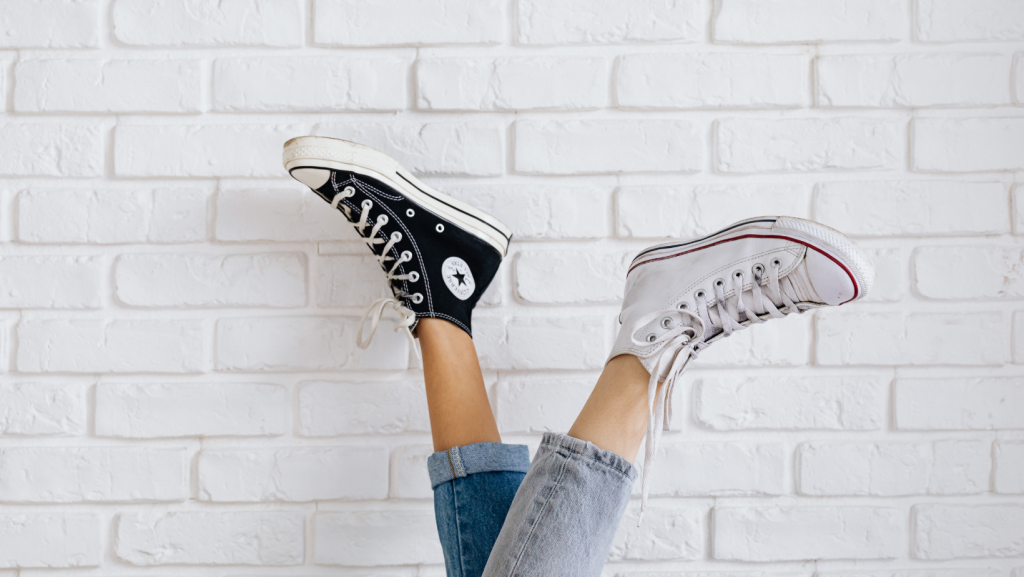 הסניקרס כבר לא לבנות? 3 שיטות גאוניות ופשוטות לניקוי סניקרס ונעלי ספורט