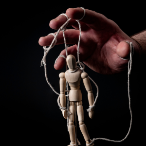 איך מחלימים מזוגיות עם נרקסיסט? על גבולות, טראומה מורכבת ובנייה מחדש